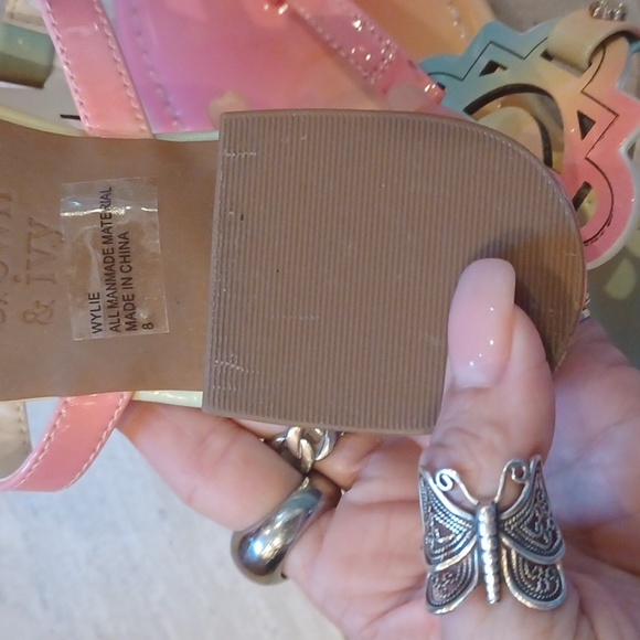 Gorgeous Crown & Ivy Wylie Pastel Thong Sandals - Picture 8 of 10